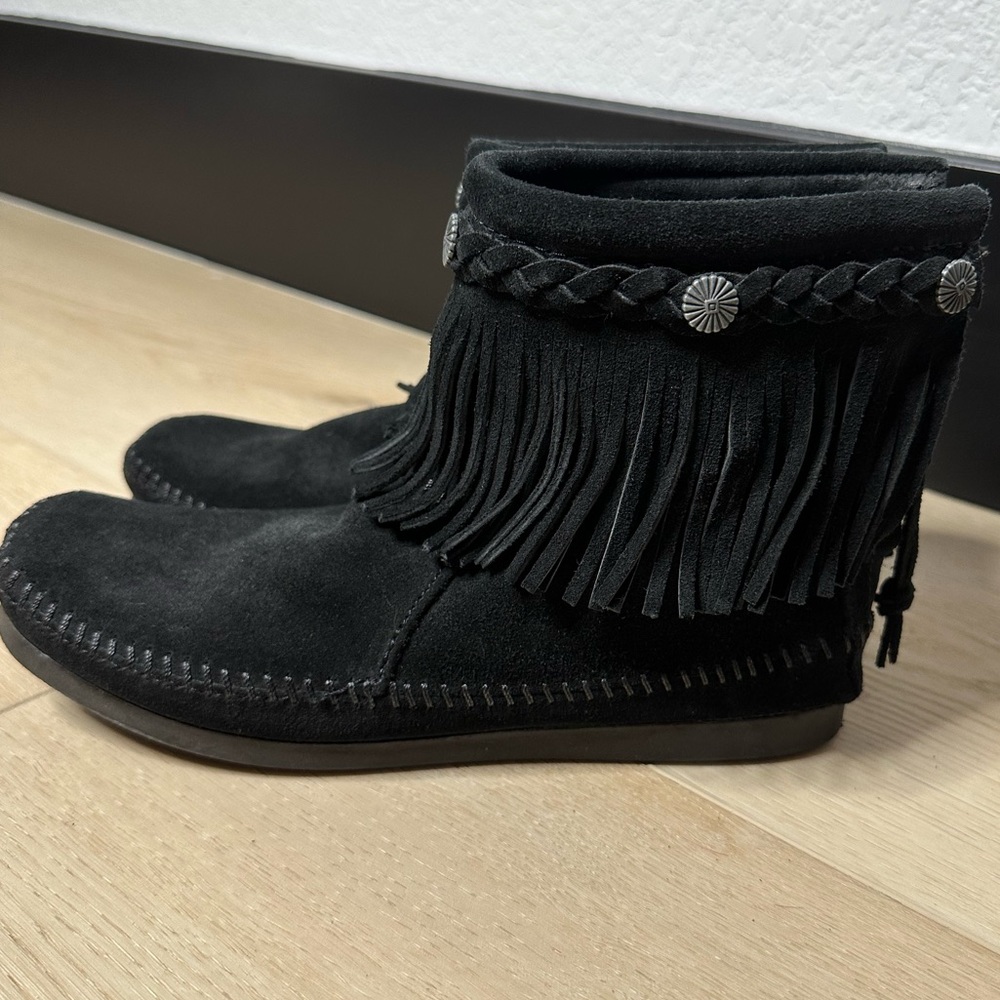 NEW Minnetonka Black Ankle Moccasins Size 7 - Picture 2 of 6